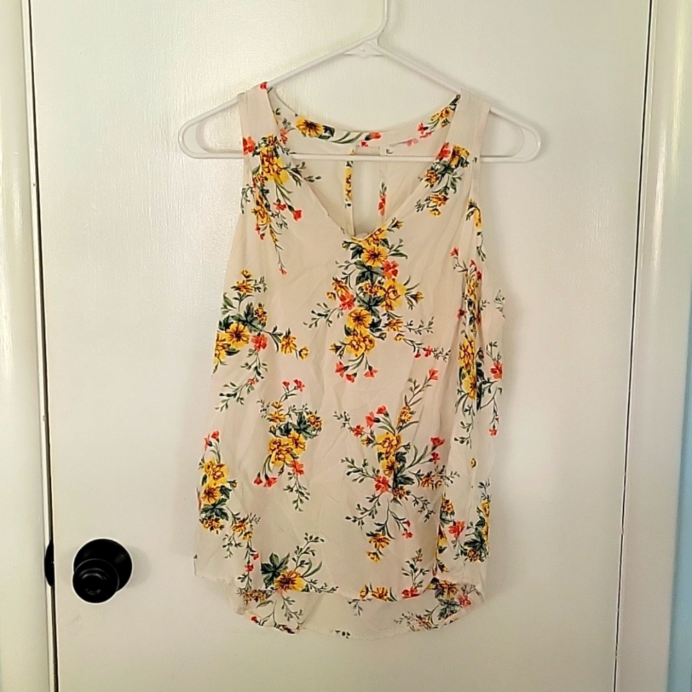 Flowered  Sleeveless shirt with open back
